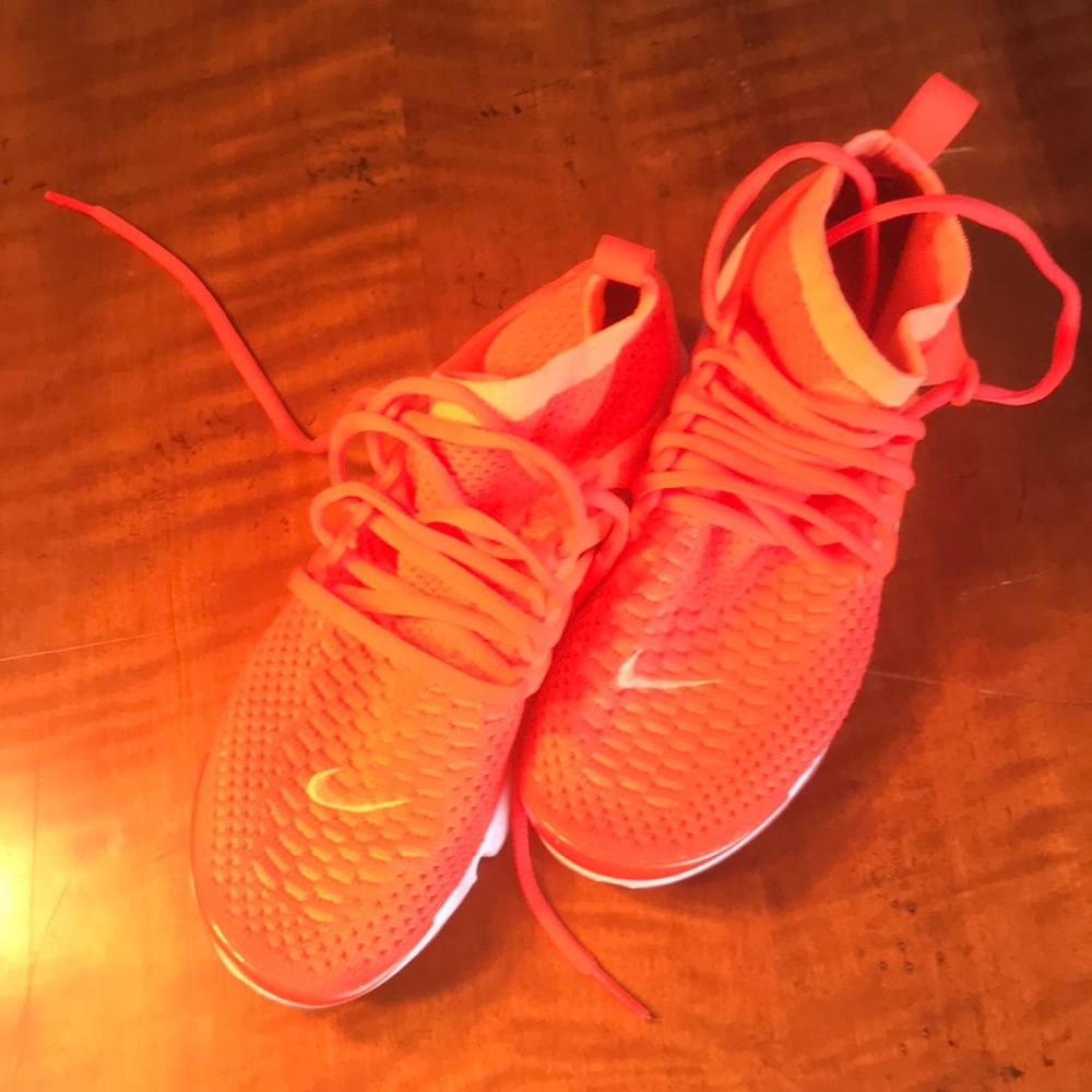 NIKE - Picture 2 of 4